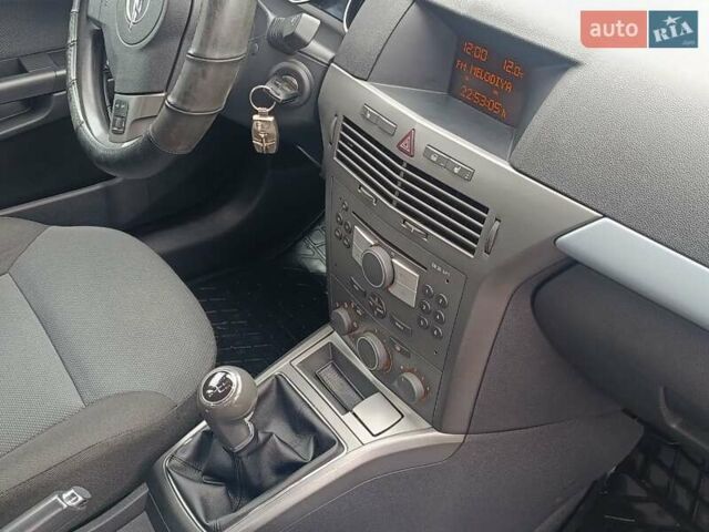 Серый Опель Астра, объемом двигателя 1.6 л и пробегом 251 тыс. км за 4000 $, фото 13 на Automoto.ua