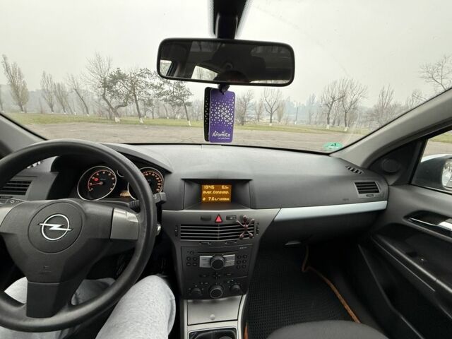Серый Опель Астра, объемом двигателя 1.4 л и пробегом 270 тыс. км за 5000 $, фото 3 на Automoto.ua