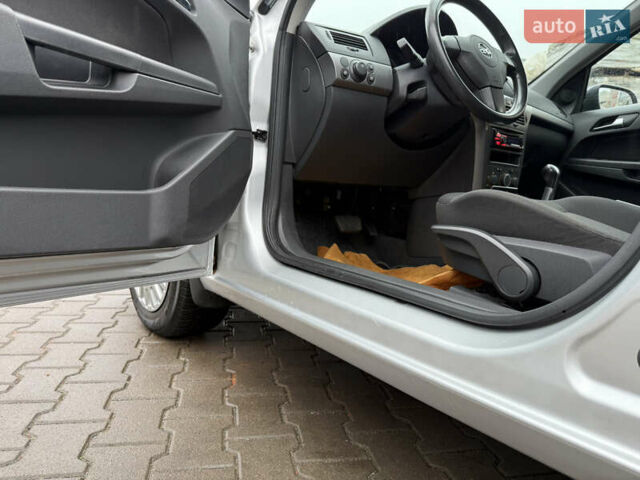 Серый Опель Астра, объемом двигателя 1.6 л и пробегом 168 тыс. км за 5100 $, фото 23 на Automoto.ua