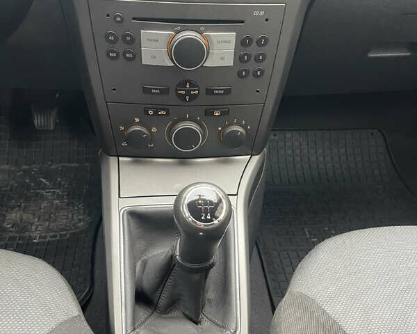 Сірий Опель Астра, об'ємом двигуна 1.36 л та пробігом 271 тис. км за 3870 $, фото 68 на Automoto.ua