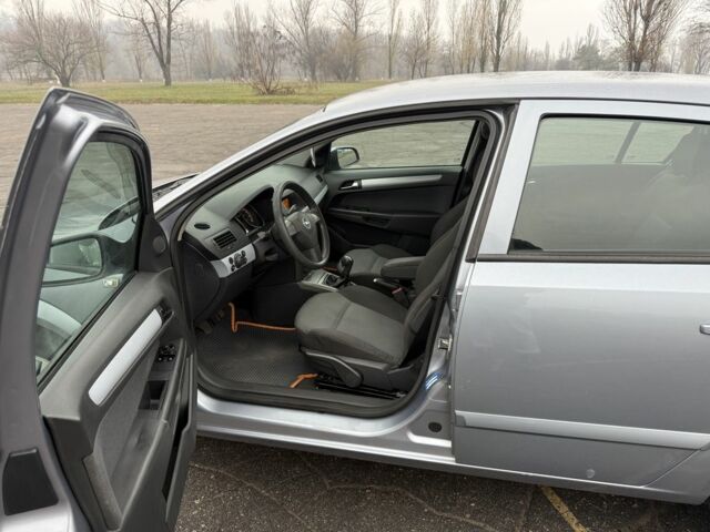 Серый Опель Астра, объемом двигателя 1.4 л и пробегом 270 тыс. км за 5000 $, фото 5 на Automoto.ua