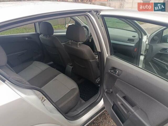 Серый Опель Астра, объемом двигателя 1.6 л и пробегом 251 тыс. км за 4000 $, фото 10 на Automoto.ua
