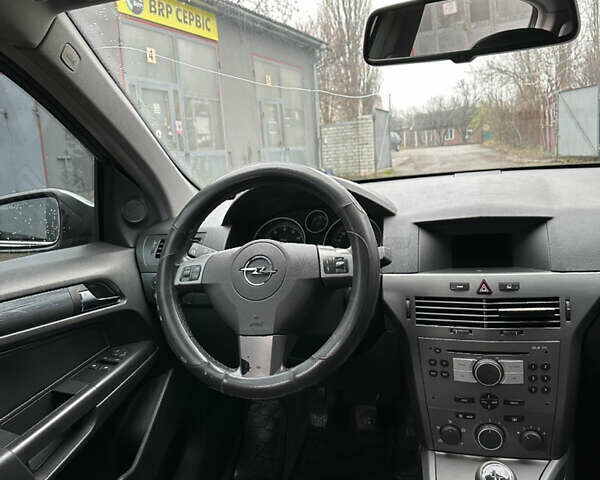 Серый Опель Астра, объемом двигателя 1.6 л и пробегом 280 тыс. км за 4100 $, фото 7 на Automoto.ua