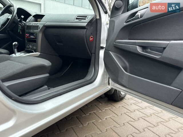 Серый Опель Астра, объемом двигателя 1.6 л и пробегом 168 тыс. км за 5100 $, фото 47 на Automoto.ua