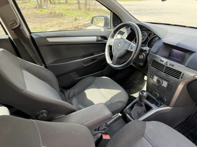 Серый Опель Астра, объемом двигателя 1.7 л и пробегом 370 тыс. км за 3999 $, фото 6 на Automoto.ua