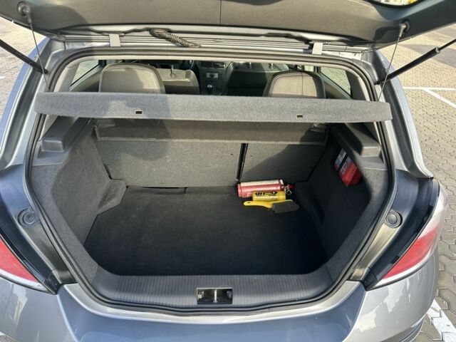 Серый Опель Астра, объемом двигателя 1.6 л и пробегом 238 тыс. км за 4200 $, фото 1 на Automoto.ua