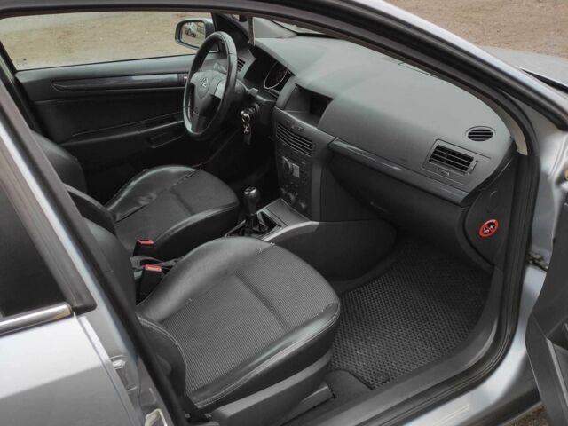 Серый Опель Астра, объемом двигателя 1.9 л и пробегом 353 тыс. км за 5850 $, фото 11 на Automoto.ua