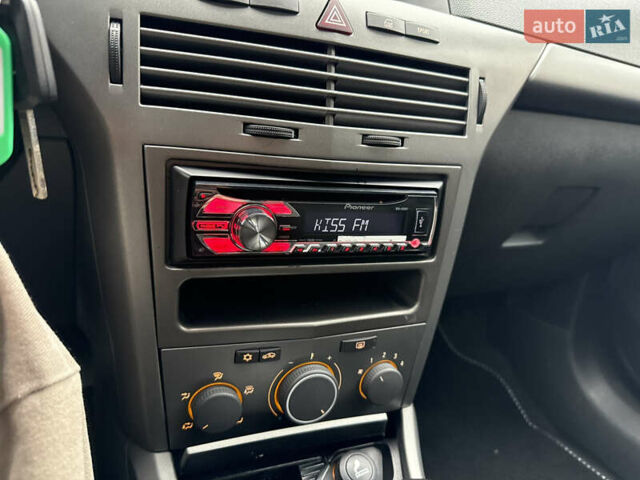 Серый Опель Астра, объемом двигателя 1.6 л и пробегом 168 тыс. км за 5100 $, фото 30 на Automoto.ua