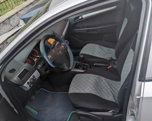 Серый Опель Астра, объемом двигателя 1.6 л и пробегом 200 тыс. км за 3900 $, фото 4 на Automoto.ua