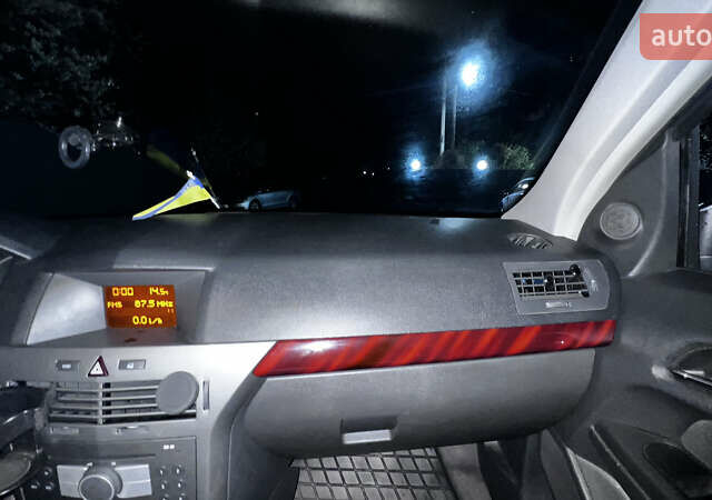 Серый Опель Астра, объемом двигателя 1.8 л и пробегом 228 тыс. км за 4770 $, фото 4 на Automoto.ua