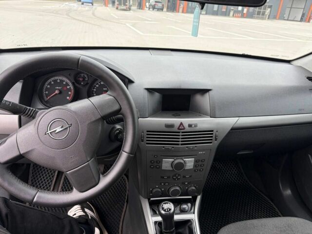 Серый Опель Астра, объемом двигателя 1.6 л и пробегом 220 тыс. км за 3800 $, фото 13 на Automoto.ua