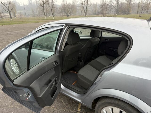 Серый Опель Астра, объемом двигателя 1.4 л и пробегом 270 тыс. км за 5000 $, фото 6 на Automoto.ua