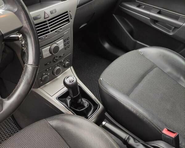 Серый Опель Астра, объемом двигателя 1.9 л и пробегом 353 тыс. км за 5850 $, фото 11 на Automoto.ua