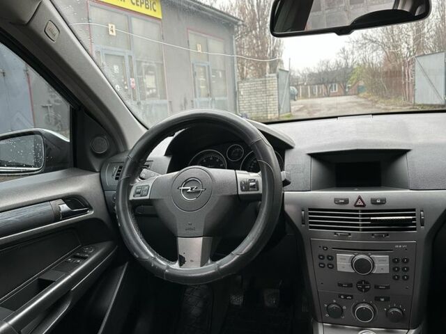 Серый Опель Астра, объемом двигателя 1.6 л и пробегом 280 тыс. км за 4100 $, фото 7 на Automoto.ua