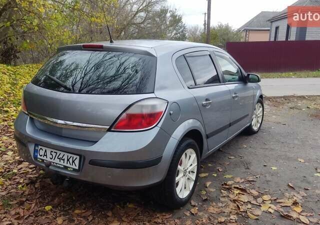 Серый Опель Астра, объемом двигателя 1.4 л и пробегом 327 тыс. км за 4400 $, фото 5 на Automoto.ua