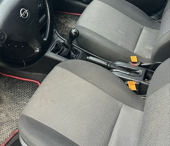 Серый Опель Астра, объемом двигателя 1.4 л и пробегом 200 тыс. км за 4000 $, фото 7 на Automoto.ua