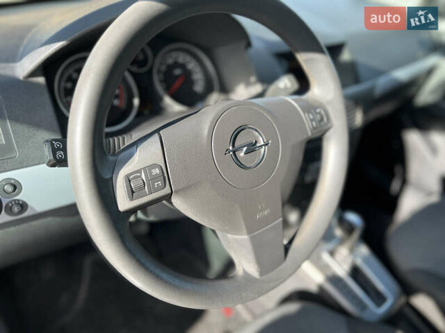 Опель Астра 2005 в Ивано-Франковске на Automoto.ua Серый Опель Астра, объемом двигателя 1.8 л и пробегом 155 тыс. км за 6350 $, фото 43 на Automoto.ua