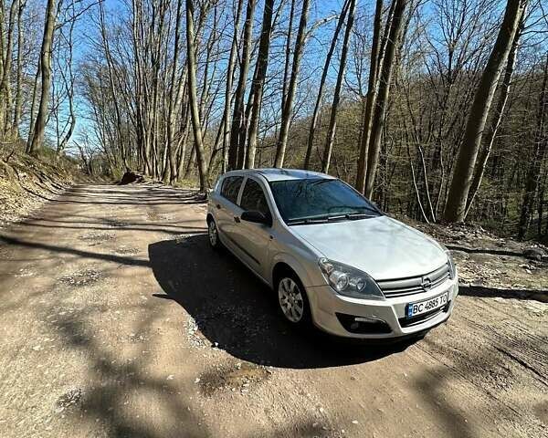 Серый Опель Астра, объемом двигателя 1.69 л и пробегом 248 тыс. км за 4200 $, фото 1 на Automoto.ua