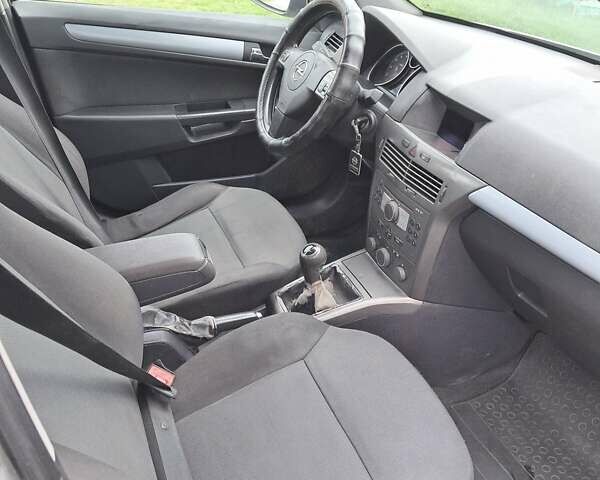 Серый Опель Астра, объемом двигателя 1.6 л и пробегом 248 тыс. км за 3900 $, фото 3 на Automoto.ua