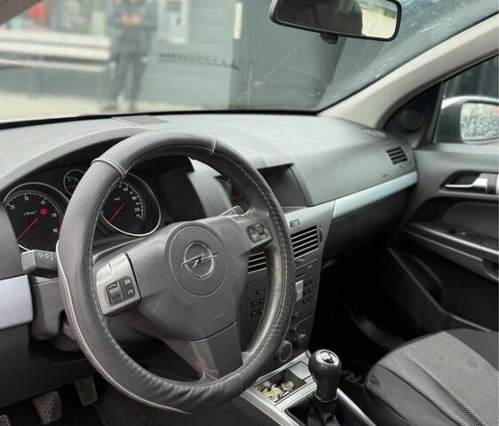 Серый Опель Астра, объемом двигателя 1.7 л и пробегом 296 тыс. км за 3750 $, фото 6 на Automoto.ua