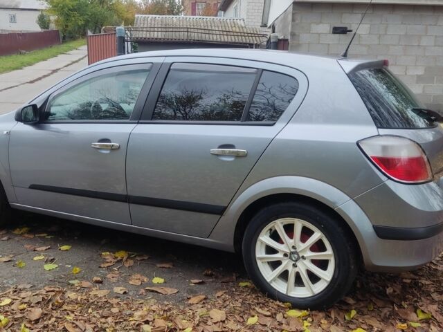 Серый Опель Астра, объемом двигателя 1.4 л и пробегом 327 тыс. км за 4400 $, фото 3 на Automoto.ua