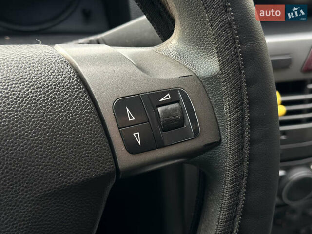 Серый Опель Астра, объемом двигателя 1.69 л и пробегом 250 тыс. км за 3999 $, фото 30 на Automoto.ua