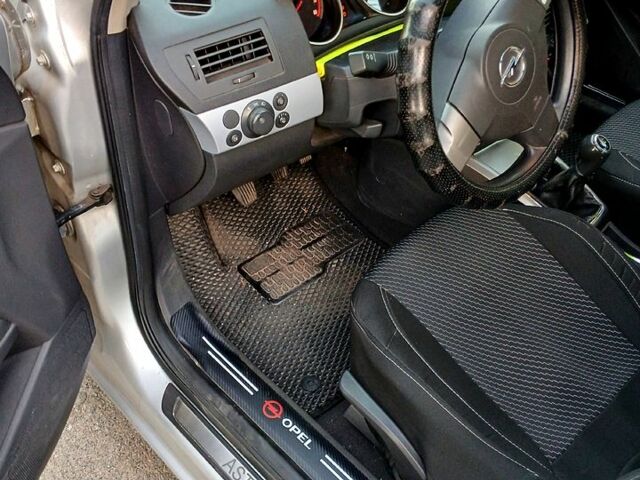 Серый Опель Астра, объемом двигателя 1.4 л и пробегом 172 тыс. км за 5500 $, фото 4 на Automoto.ua