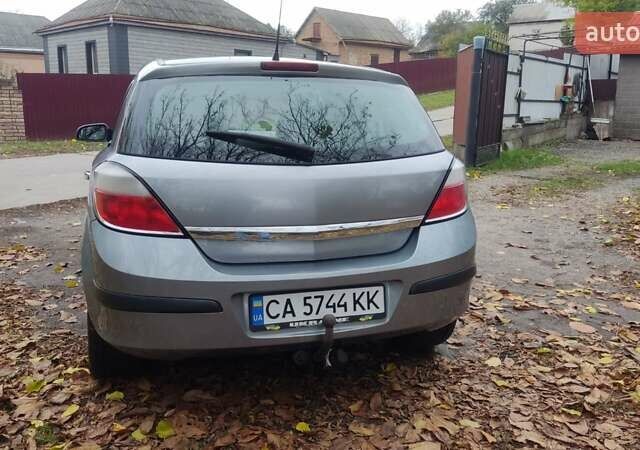 Серый Опель Астра, объемом двигателя 1.4 л и пробегом 327 тыс. км за 4400 $, фото 3 на Automoto.ua