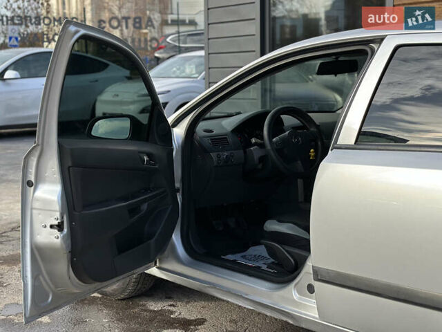 Серый Опель Астра, объемом двигателя 1.69 л и пробегом 250 тыс. км за 3999 $, фото 19 на Automoto.ua