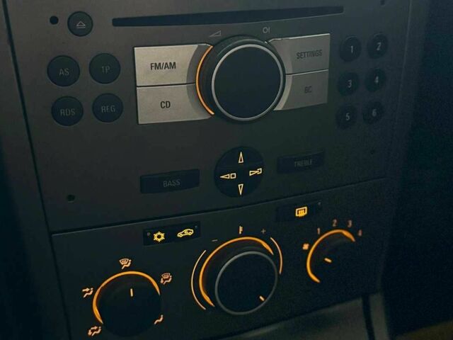 Серый Опель Астра, объемом двигателя 1.4 л и пробегом 215 тыс. км за 4100 $, фото 12 на Automoto.ua