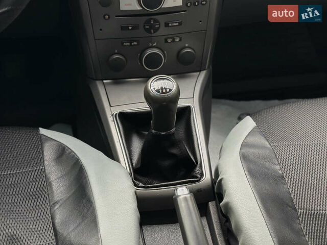 Серый Опель Астра, объемом двигателя 1.69 л и пробегом 250 тыс. км за 3999 $, фото 35 на Automoto.ua