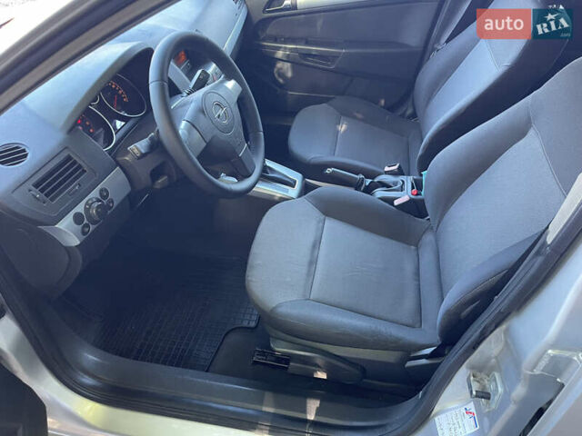 Серый Опель Астра, объемом двигателя 1.8 л и пробегом 196 тыс. км за 6500 $, фото 39 на Automoto.ua