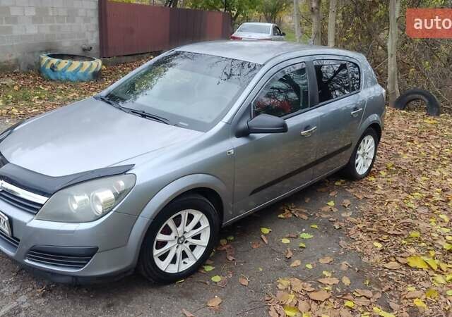 Серый Опель Астра, объемом двигателя 1.4 л и пробегом 327 тыс. км за 4400 $, фото 9 на Automoto.ua