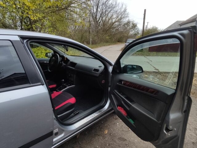 Серый Опель Астра, объемом двигателя 1.4 л и пробегом 327 тыс. км за 4400 $, фото 18 на Automoto.ua