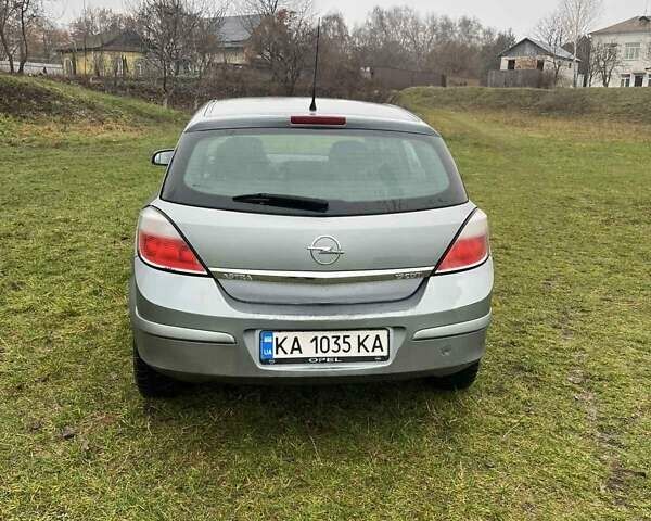 Серый Опель Астра, объемом двигателя 1.7 л и пробегом 350 тыс. км за 3700 $, фото 2 на Automoto.ua