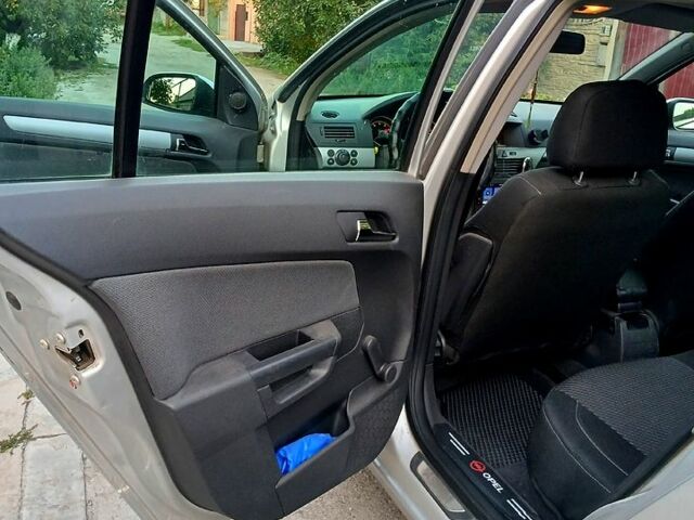 Серый Опель Астра, объемом двигателя 1.4 л и пробегом 172 тыс. км за 5500 $, фото 5 на Automoto.ua