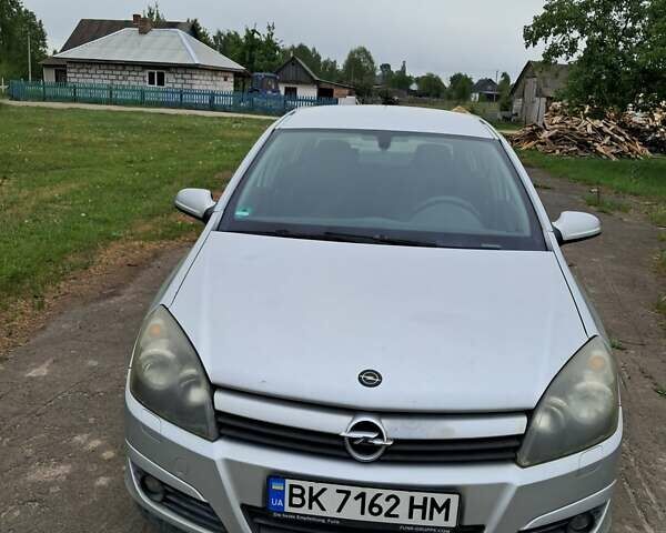 Серый Опель Астра, объемом двигателя 1.6 л и пробегом 248 тыс. км за 3900 $, фото 1 на Automoto.ua