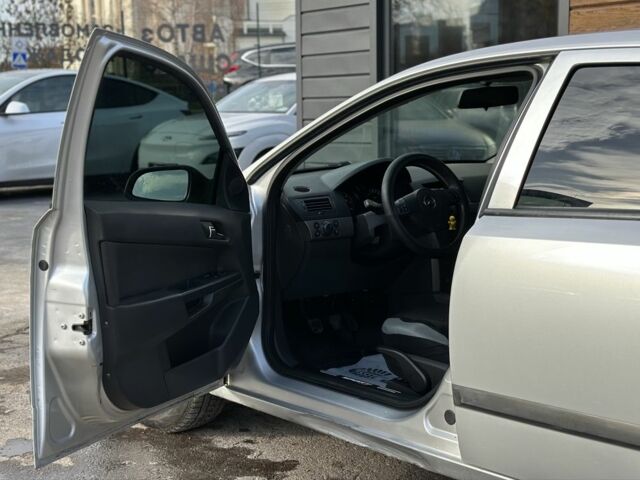 Серый Опель Астра, объемом двигателя 1.7 л и пробегом 250 тыс. км за 3999 $, фото 8 на Automoto.ua