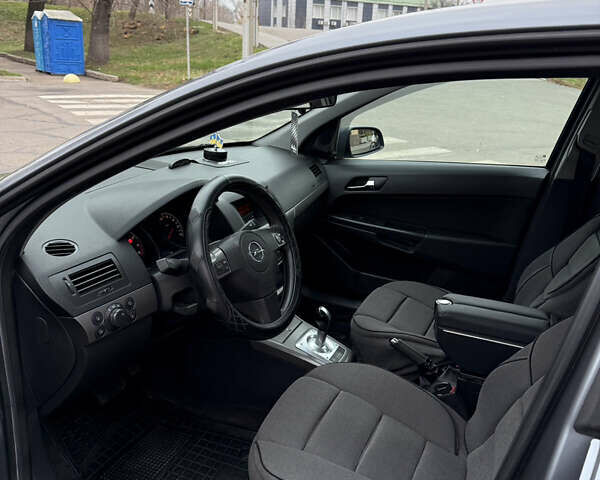 Серый Опель Астра, объемом двигателя 1.6 л и пробегом 180 тыс. км за 6350 $, фото 9 на Automoto.ua