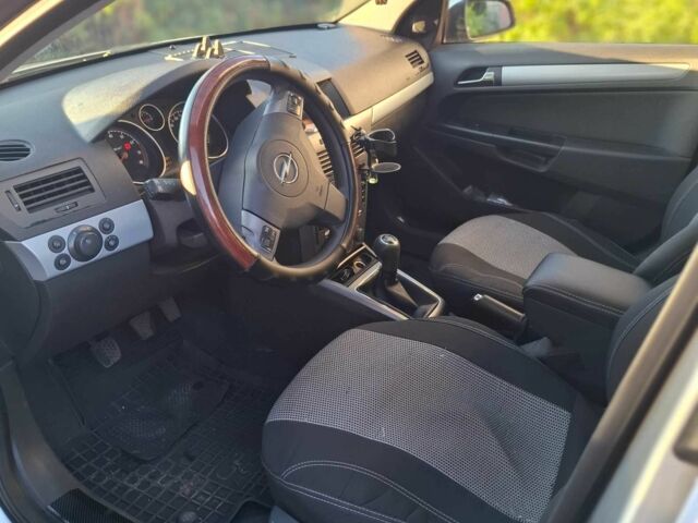 Серый Опель Астра, объемом двигателя 1.6 л и пробегом 285 тыс. км за 5200 $, фото 4 на Automoto.ua