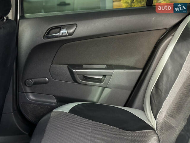 Серый Опель Астра, объемом двигателя 1.69 л и пробегом 250 тыс. км за 3999 $, фото 40 на Automoto.ua