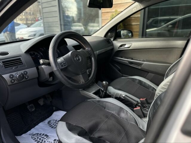 Серый Опель Астра, объемом двигателя 1.7 л и пробегом 250 тыс. км за 3999 $, фото 12 на Automoto.ua