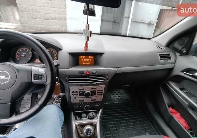 Серый Опель Астра, объемом двигателя 1.4 л и пробегом 327 тыс. км за 4400 $, фото 21 на Automoto.ua