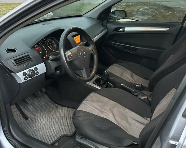 Серый Опель Астра, объемом двигателя 1.6 л и пробегом 264 тыс. км за 4500 $, фото 23 на Automoto.ua