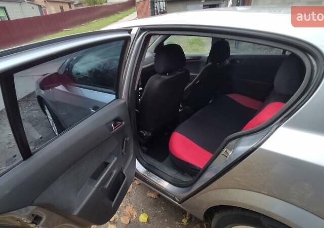 Серый Опель Астра, объемом двигателя 1.4 л и пробегом 327 тыс. км за 4400 $, фото 11 на Automoto.ua