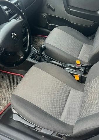 Серый Опель Астра, объемом двигателя 1.36 л и пробегом 200 тыс. км за 3800 $, фото 16 на Automoto.ua