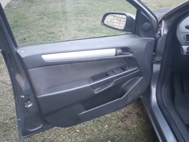 Серый Опель Астра, объемом двигателя 1.2 л и пробегом 325 тыс. км за 3750 $, фото 6 на Automoto.ua