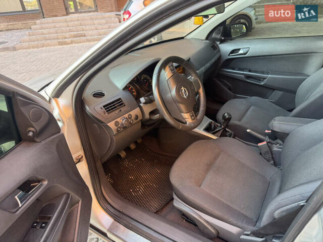 Серый Опель Астра, объемом двигателя 1.6 л и пробегом 140 тыс. км за 3799 $, фото 8 на Automoto.ua