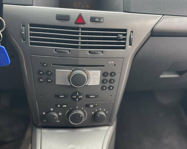 Серый Опель Астра, объемом двигателя 1.6 л и пробегом 140 тыс. км за 3899 $, фото 16 на Automoto.ua