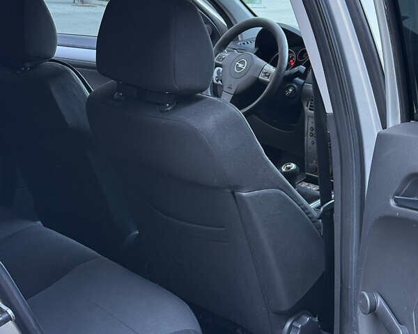 Серый Опель Астра, объемом двигателя 1.6 л и пробегом 287 тыс. км за 4700 $, фото 21 на Automoto.ua